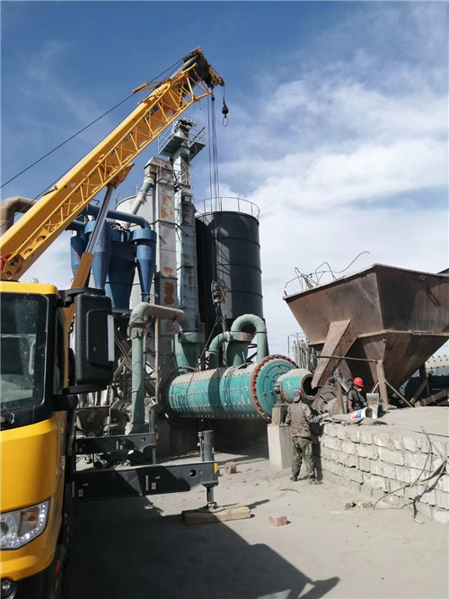 清城区设备搬运等各类工程项目中，吊车起着关键作用